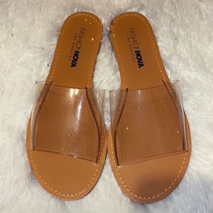 FASHION NOVA CLEAR SANDALS SIZE 5 1/2